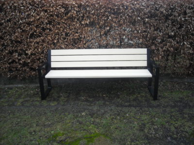 Parková nebo zahradní venkovní lavička CITYHALL s opěrkou ( Kovová konstrukce barva RAL 9005 (černá) + latí dřeva barva Transparent s UV filtrem)